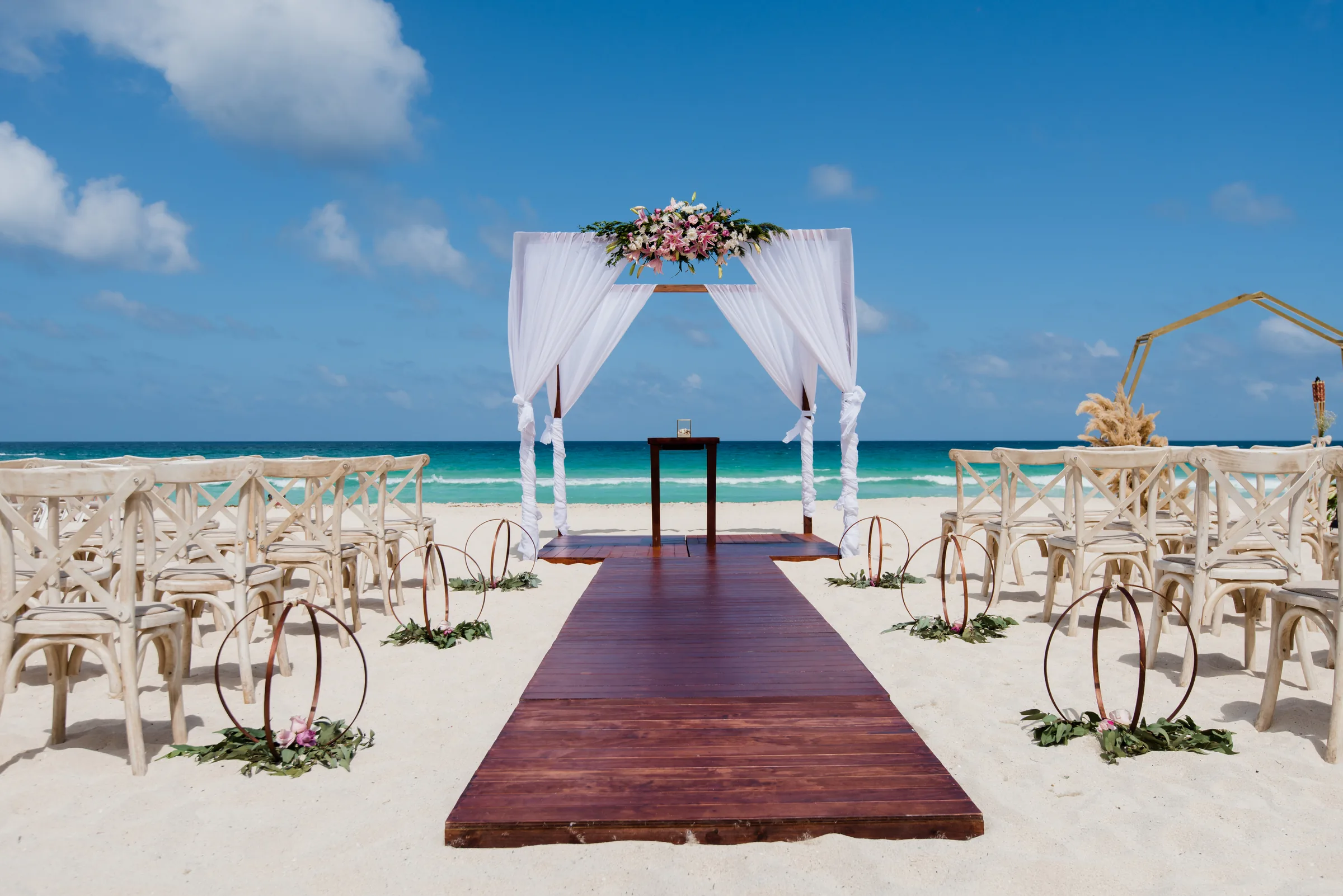 Gazebo de bodas frente al mar en Crown Paradise